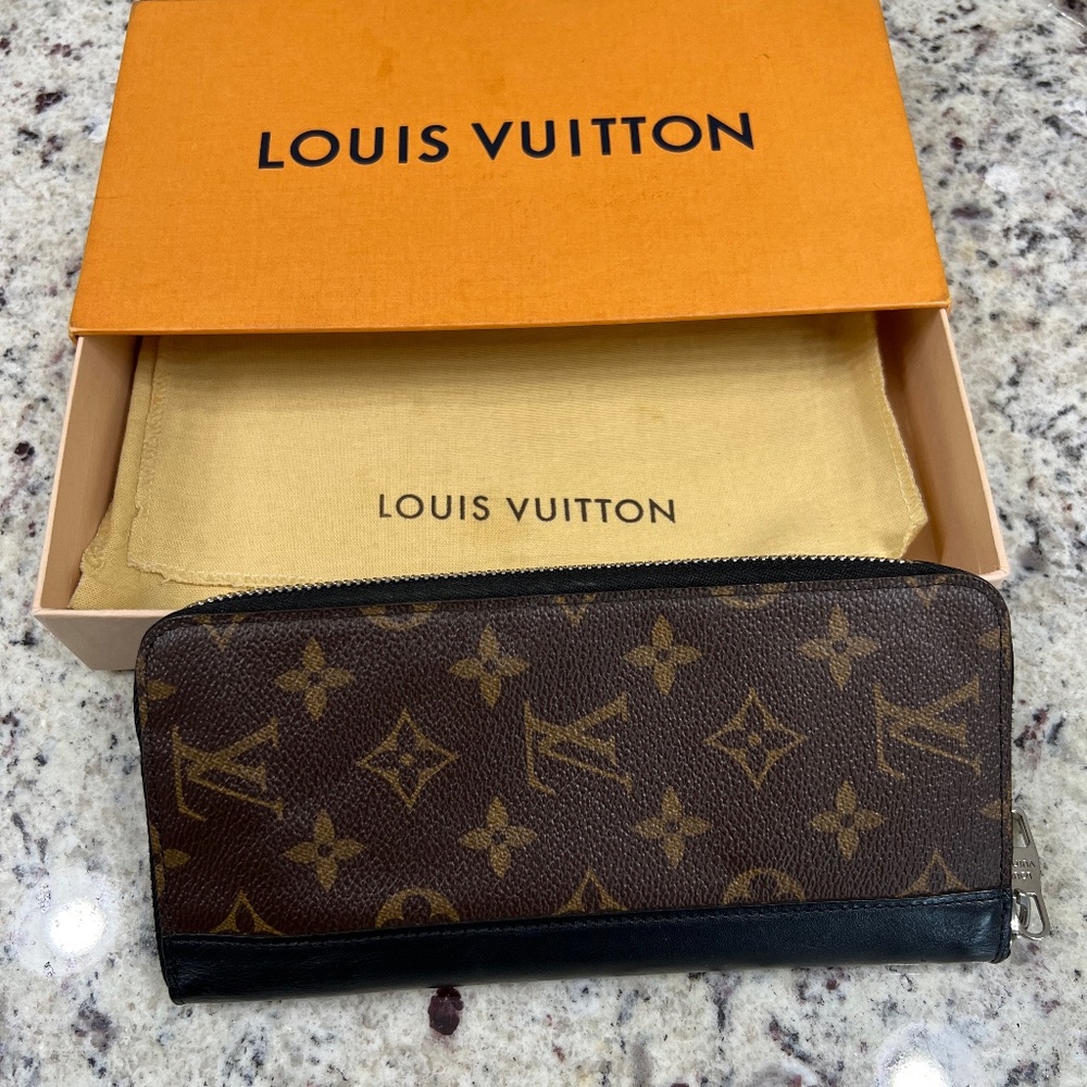 Louis Vuitton Zippy Wallet- New with dust bag and box